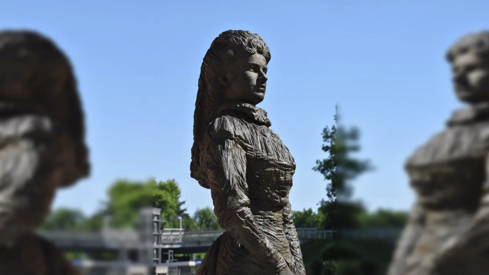 Wer soll das bitte sein? Und wo steht die Skulptur? (Foto: Hauck)