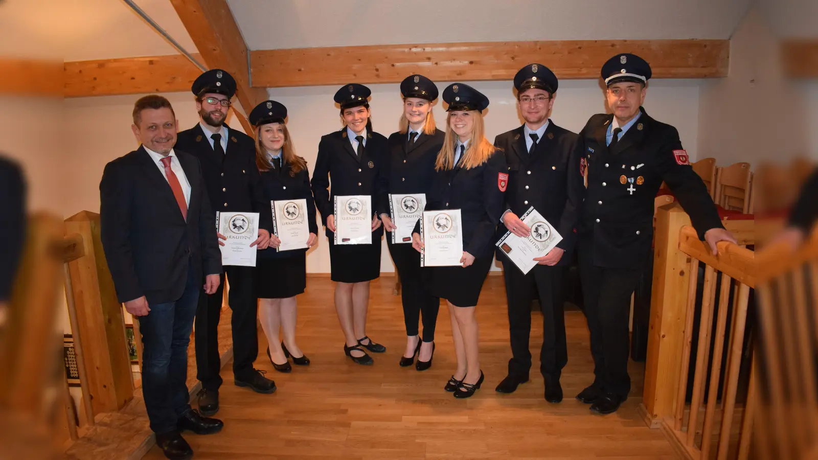  Bürgermeister Klaus Korneder mit den neu ernannten Feuerwehrfrauen und -männern Florian Gallenberger, Melanie Konold, Elisabeth Schmid, Katharina Burgmeier, Elisabeth Bauer sowie Oberfeuerwehrmann Sven Heiber und Kommandant Markus Mende.Nicht im Bild Sandra Mende und Christoph Petroll (Foto: Wolfgang Mende)