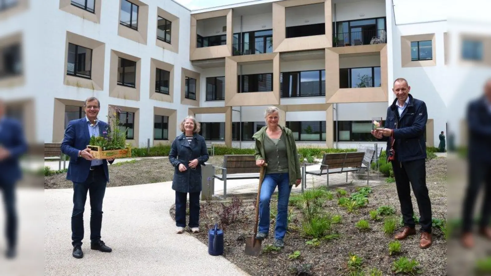 Der Schaugartenverein in Seeshaupt hat sein Wissen über naturnahe Gestaltung im Garten des Kinderpalliativzentrums in München umsetzen können: Stefan Müller, Prof. Dr. Monika Führer, Barbara Kopf, Thomas Barth (von links) freuen sich. (Foto: Stefan Müller)