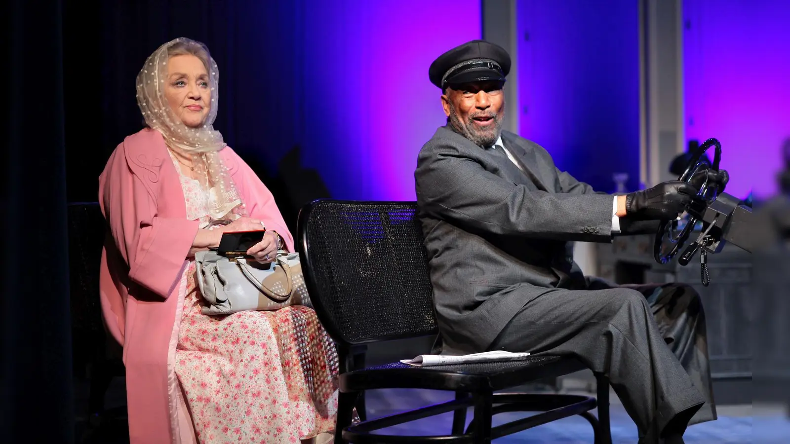 Geschafft: Chauffeur Hoke (Ron Williams) hat Miss Daisy (Doris Kunstmann) überredet, in den Wagen zu steigen. (Foto: Dietrich Dettmann)