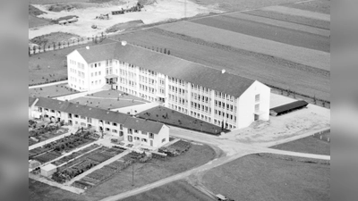 Das dritte Grafinger Volksschulgebäude in einer Luftbildaufnahme aus dem Jahr 1958. (Foto: Archiv der Stadt Grafing)