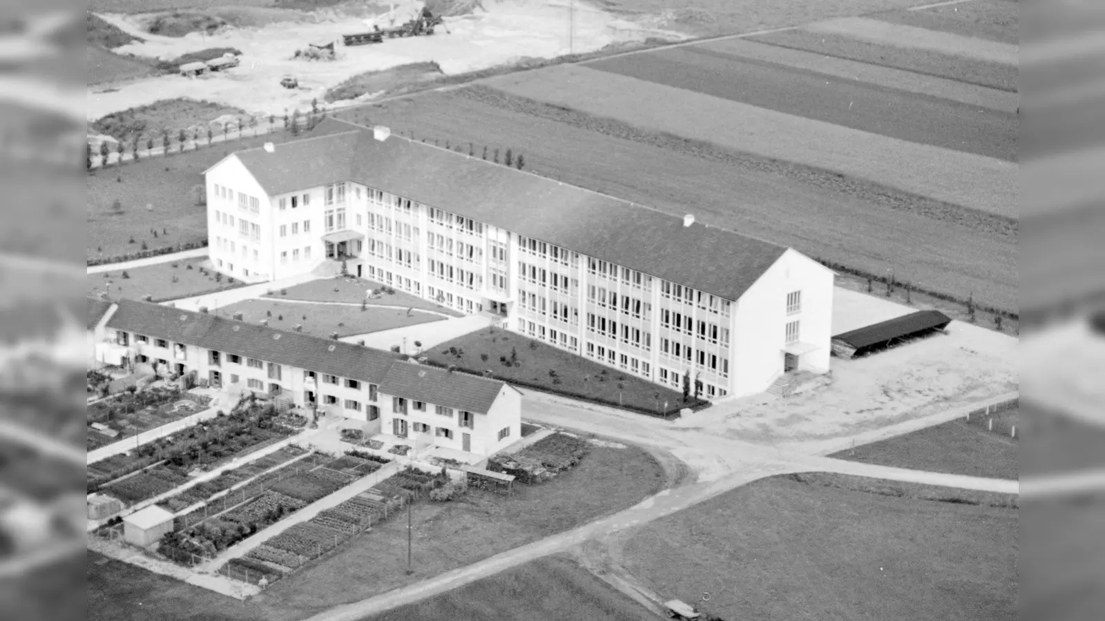Das dritte Grafinger Volksschulgebäude in einer Luftbildaufnahme aus dem Jahr 1958. (Foto: Archiv der Stadt Grafing)