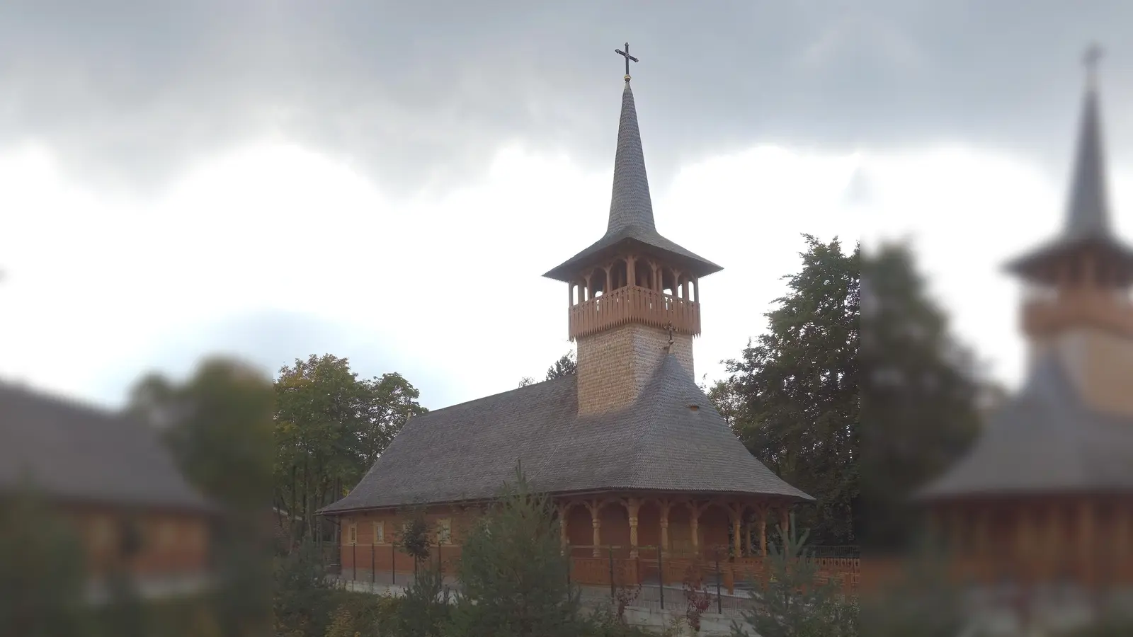 Prädikat sehenswert: die rumänisch-orthodoxe Holzkirche im Fasangarten und die Villa Lindenhof in Bogenhausen. (Foto: Bodo Kubrak, CC BY-SA 4.0)