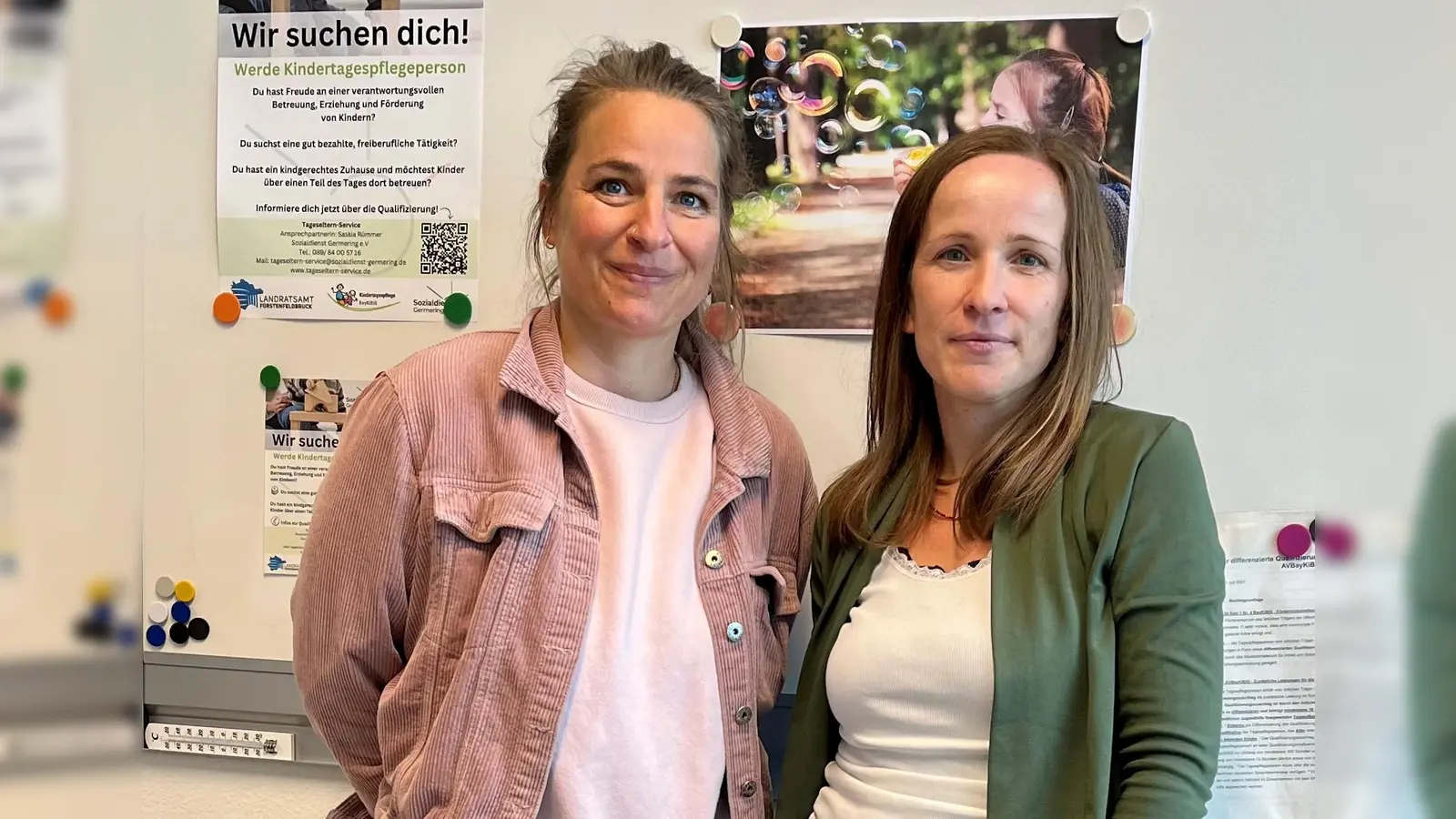Stellen das Angebot für die Kinderbetreuung vor: Melanie Götz (l.) und Saskia Rümmer vom Tageseltern-Service. (Foto: Sozialdienst Germering)