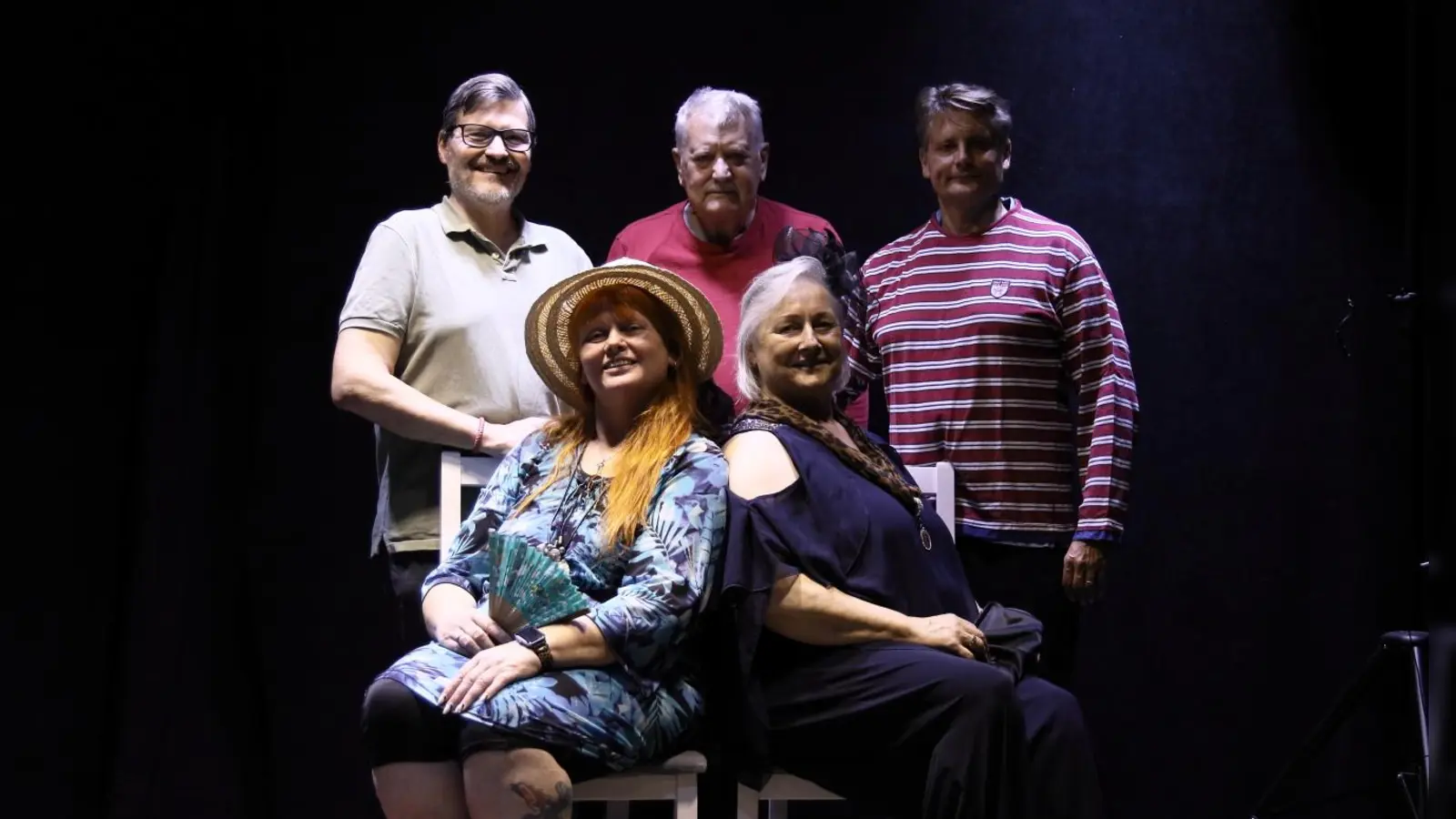 Bringen das Herbststück des Dramatischen Clubs Alpenröserl auf die Bühne (v.l.): Tom Wolf, Tina Voß, Herbert Hollizer, Gitty Gstöttl und Christian Baumeister. (Foto: Luigi Teneriello)