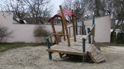 Die Mauern am Spielplatz am Laimer Anger sind voriges Jahr frisch gestrichen worden. Um Schmierereien vorzubeugen, will der BA die Wände professionell gestalten lassen. (Foto: Gerhard Laub)