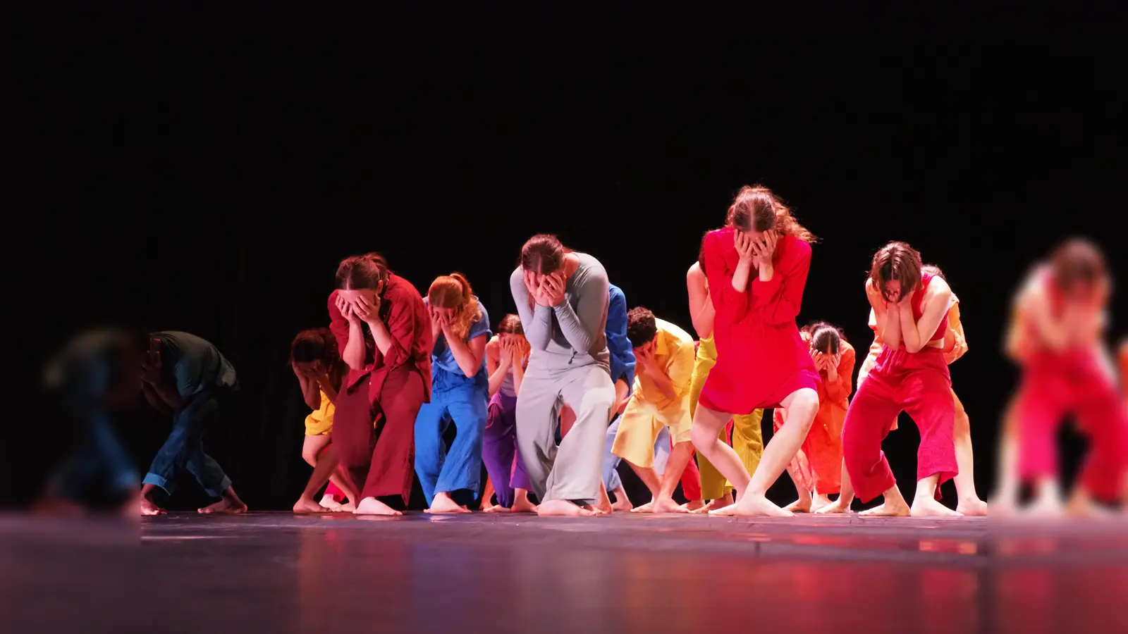 Die jungen Künstler zeigen Werke von weltweit arbeitenden, renommierten Choreographinnen und Choreographen. (Foto: Maciej Schwarz)