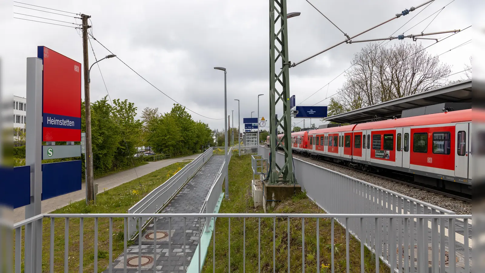 Pünktlich vor dem Start der Landesgartenschau hat sich der frisch modernisierte und barrierefrei ausgebaute Bahnhof Heimstetten für die Fahrgäste herausgeputzt. (Foto: Deutsche Bahn AG/Thomas Kiewning )