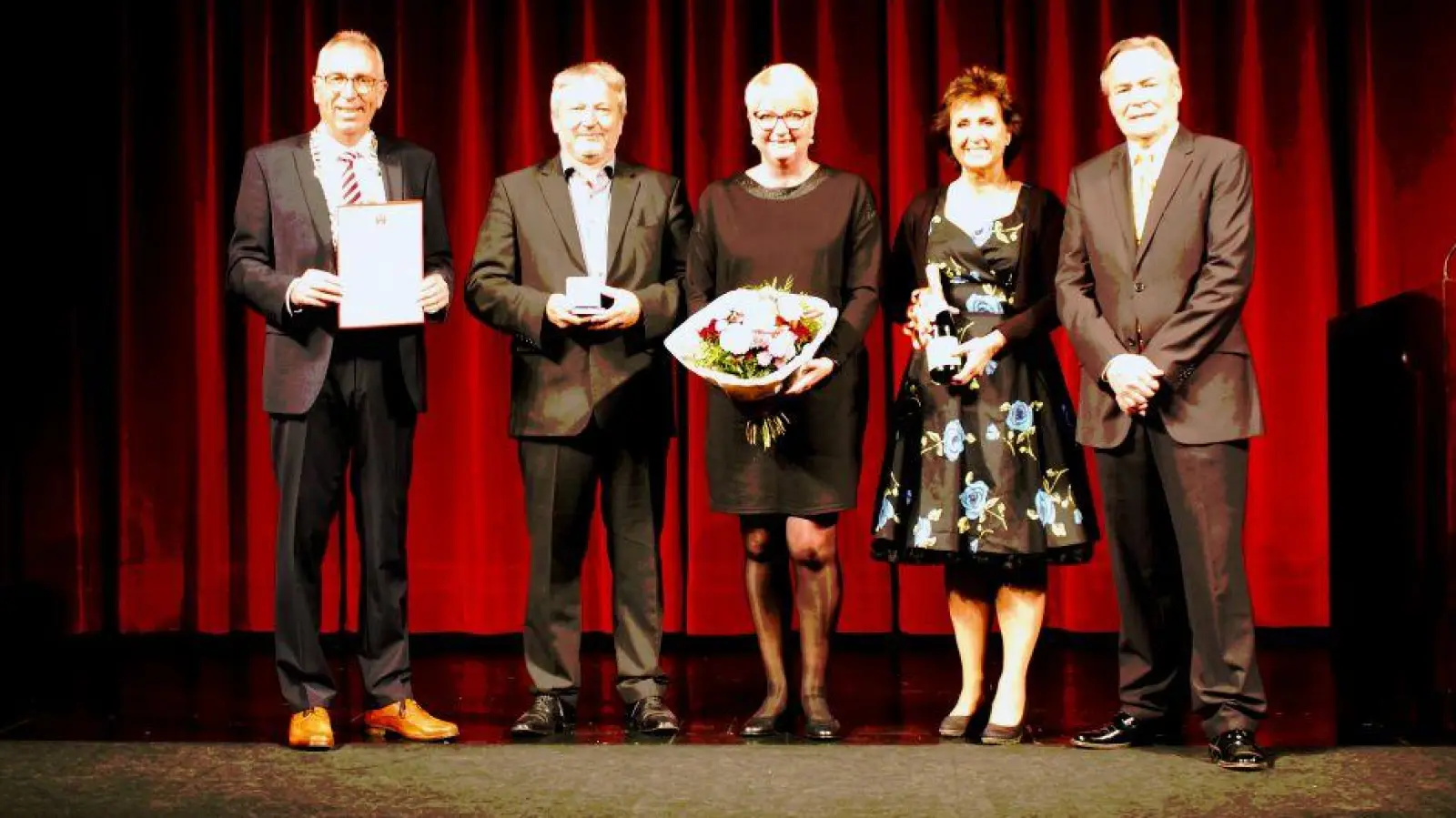 Am 9. Mai wurde die Bürgermedaille verliehen (von links) Weilheims 1. Bürgermeister Markus Loth bedankte sich beim Bürgermedaillenträger Arthur Lehmann und seiner Frau Ute für das Engagement, mit dabei waren auch die Bürgermeisterkollegen Angelika Flock und Alfred Honisch. (Foto: Wiethaler)