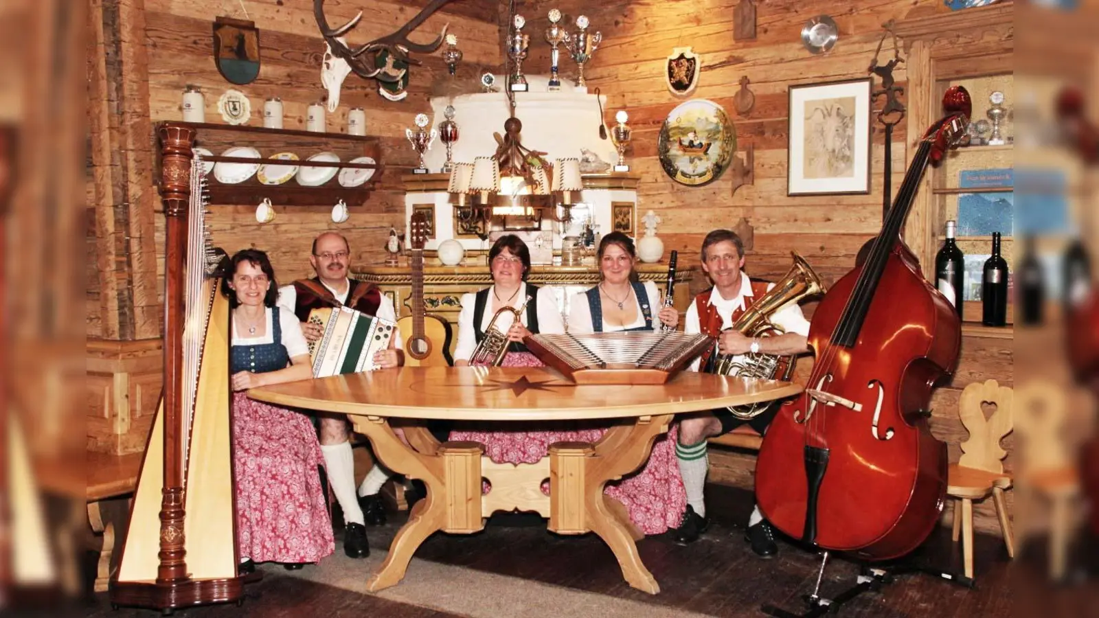 Zugesagt hat aus München die „Brücklmeier Musi“, eine großartige Tanzlmusi, die aber auch in der Saiten- oder Okarinabesetzung aufspielen wird.  (Foto: VA)