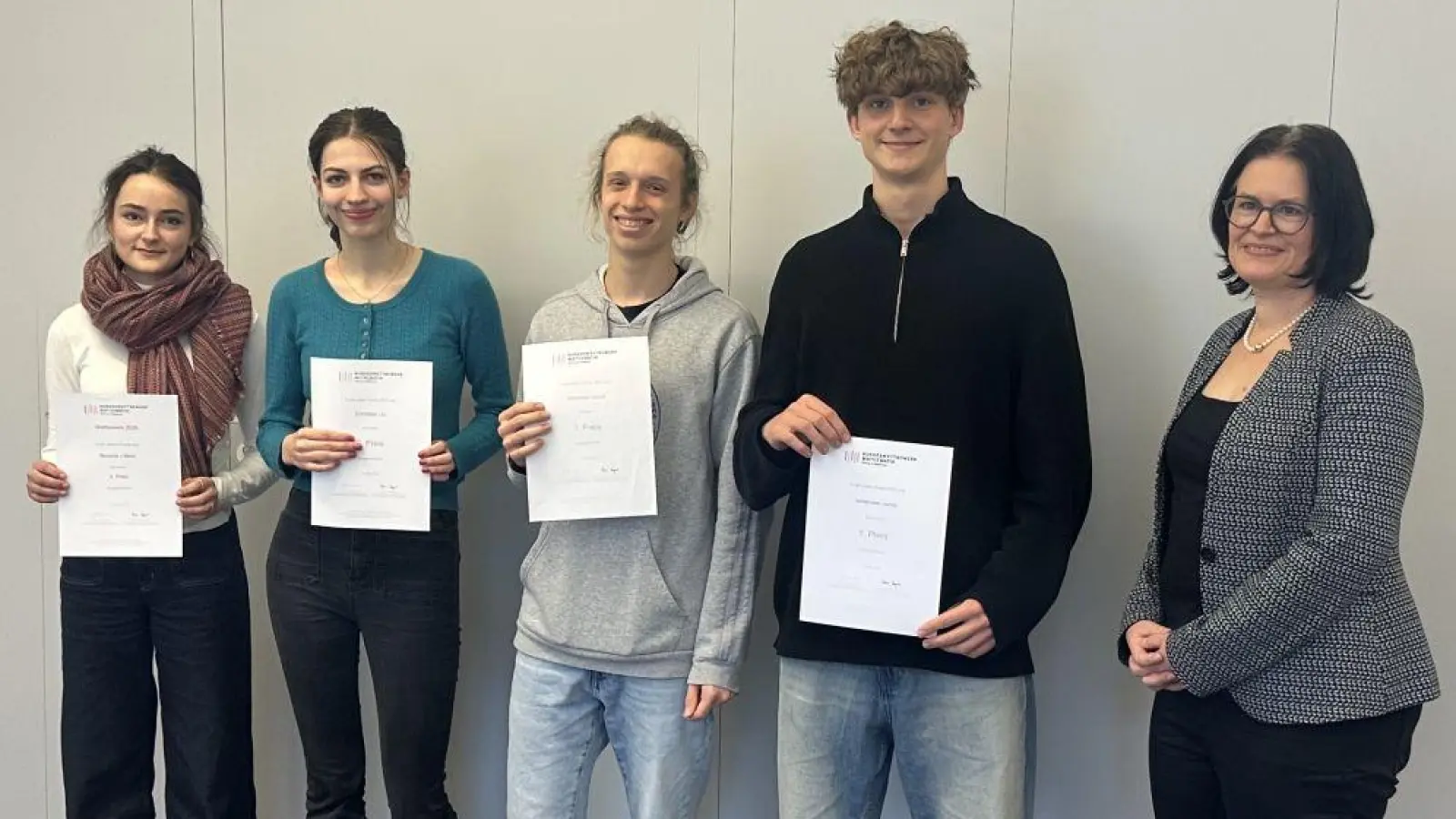 Schulleiterin Silvia Duschka (rechts) gratuliert den Preisträgern der zweiten Wettbewerbsrunde im Bundeswettbewerb Mathematik 2025. Von links: Mariane von Stein, Antonia Zerbs, Johannes Jacob und Roman Daugavet. (Foto: MTG)