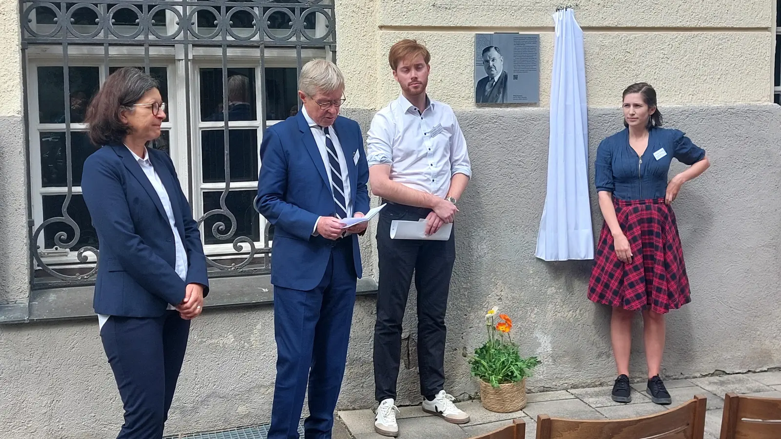 Jonathan Coenen (2. von rechts) und Rhiannon Moutafis (rechts) vom Erinnerungsort Badehaus in Waldram enthüllten die Gedenktafel für Philipp Auerbach im Beisein von Auerbach-Biograf Hans-Hermann Klare und Verena Di Pasquale (links) von der DRV Bayern Süd. (Foto: bas)