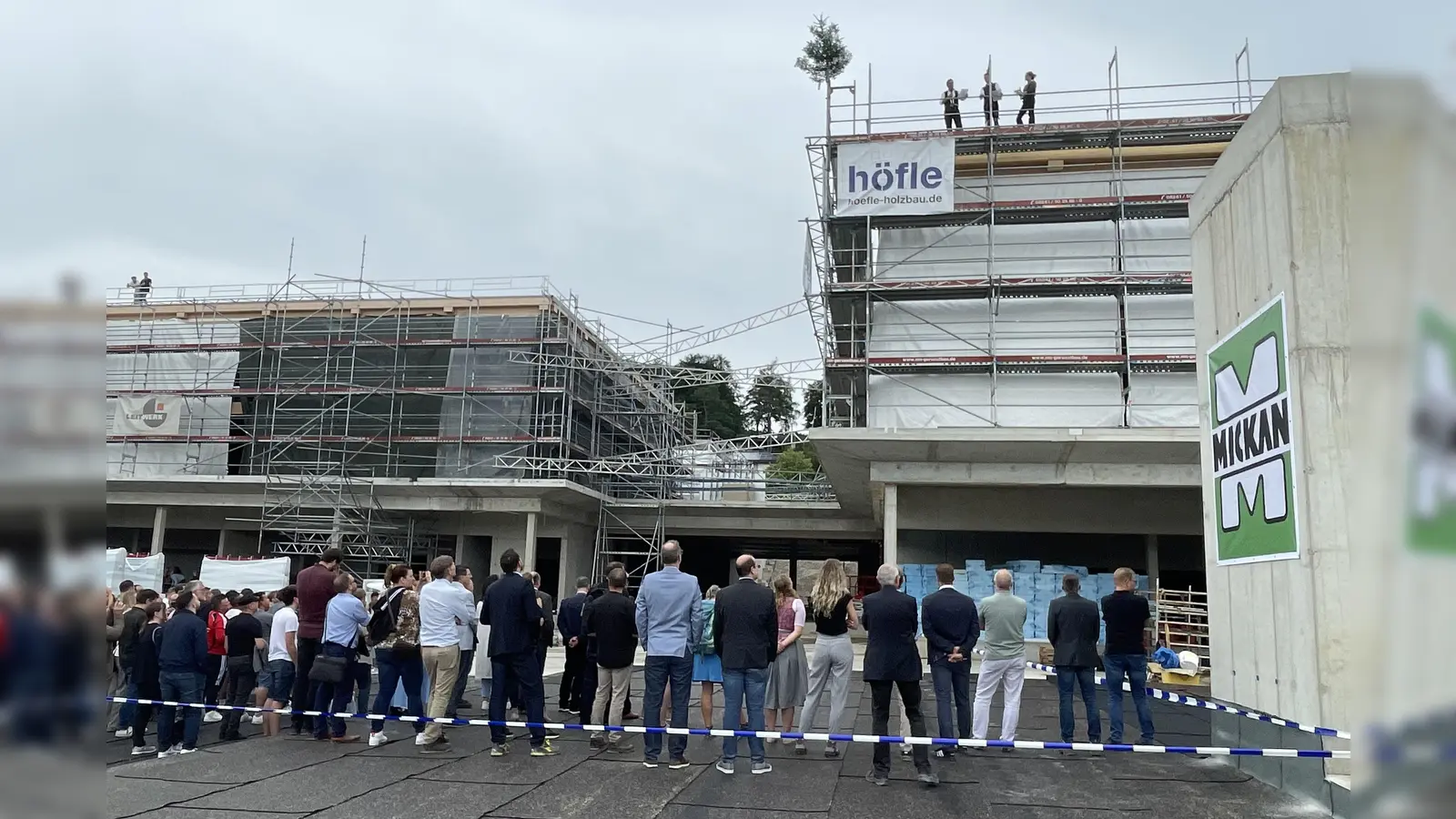 Der Richtspruch wurde oben auf dem Flachdach des Rohbaus gesprochen.  (Foto: Patrizia Steipe)