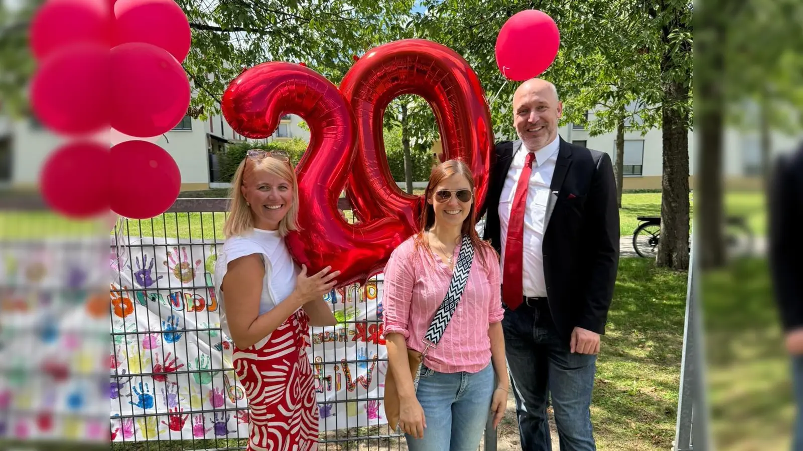 Freuen sich über das runde Jubiläum (von links): Francesca Mezzadri (Referatsleitung Kita), Simone Rohrer (Geschäftsführerin) und Florian Reif, 2. stellvertretender Vorsitzender beim Münchner Roten Kreuz. (Foto: BRK-Kreisverband München)