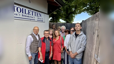 Die ehemaligen Toilettenanlagen der Heide Volm sind für die Allgemeinheit ertüchtigt. Bürgermeister Hermann Nafziger (l.) mit Bürgern und Vertretern des Seniorenbeirats bei der Eröffnung. Rechts im Bild der Künstler Dominik Poljak, der den Bauzaun mit seinem Team gestalten wird. (Foto: Ulrike Seiffert)