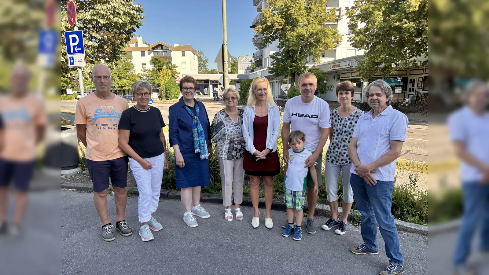 Bürgermeisterin Brigitte Kössinger (3. v. l.) sagte: „Es ist wichtig und wunderbar, dass unser Team der Schulweghelfer weiter anwächst.“ (Foto: Ulrike Seiffert)