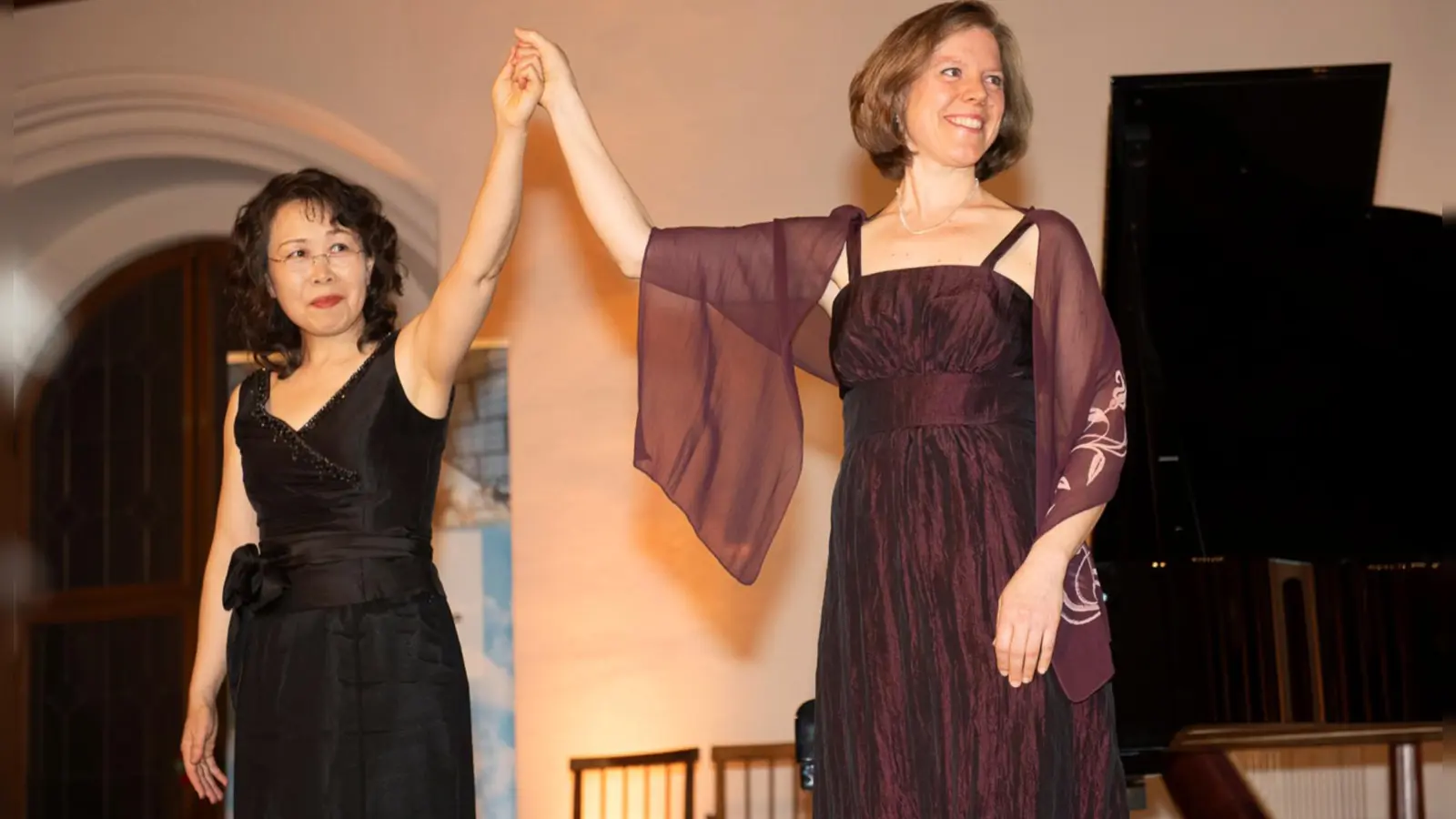 Angelika Huber, Sopran (r.), und Mizuko Uchida, Klavier, gestalten den Abend der Konzertreihe Liedkunst-Kunstlied. (Foto: Angelo Esslinger )
