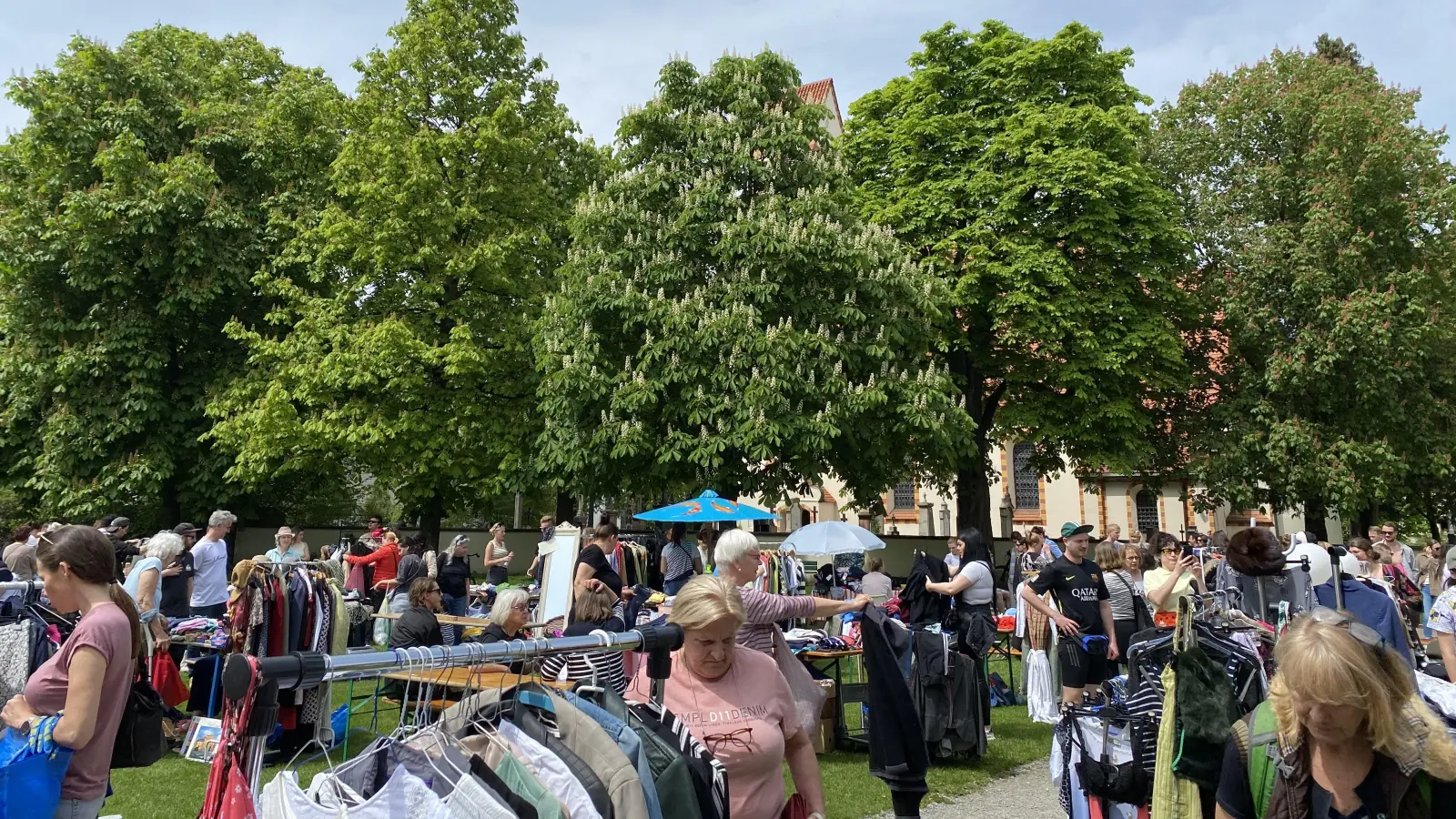 Für Mädchen und Frauen von elf bis 88 Jahren wird beim Flohmarkt eine Vielfalt an „Schätzen” angeboten. (Foto: Isabel Metzger)