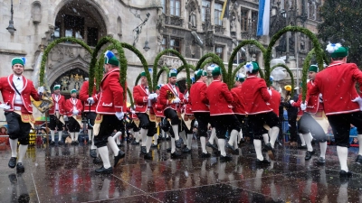 Überall in München und Umgebung tanzen heuer wider die Schäffler. Im Harthof sind sie am Montag, 9. Februar, ab 15.00 Uhr zu Gast.  (Foto: Robert Bösl)