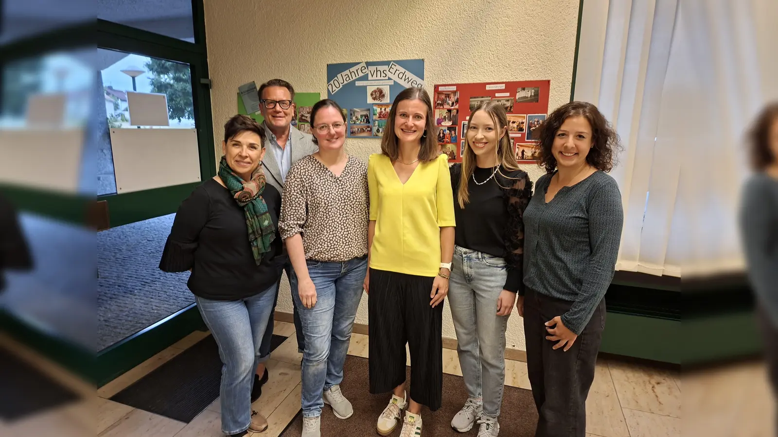 Der neu aufgestellte Vorstand der vhs Erdweg (v. li.): Silvia Mader (Beisitzerin), Thomas Kreis (Beisitzer), Carolin Ölsner (2. Vorsitzende), Franziska Stegmair (1. Vorsitzende), Stefanie Göttler (Beisitzerin) und Sabrina Bair (Geschäftsleitung und Schriftführerin). Nicht im Bild: Verena Stegmaier (Kassiererin). (Foto: vhs Erdweg)