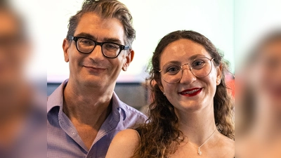 Raoul Koether und Marie-Liesse Fuckerieder auf dem Unterbezirksparteitag der Münchner SPD nach ihrer Wiederwahl. (Foto: Daniel Köberle)