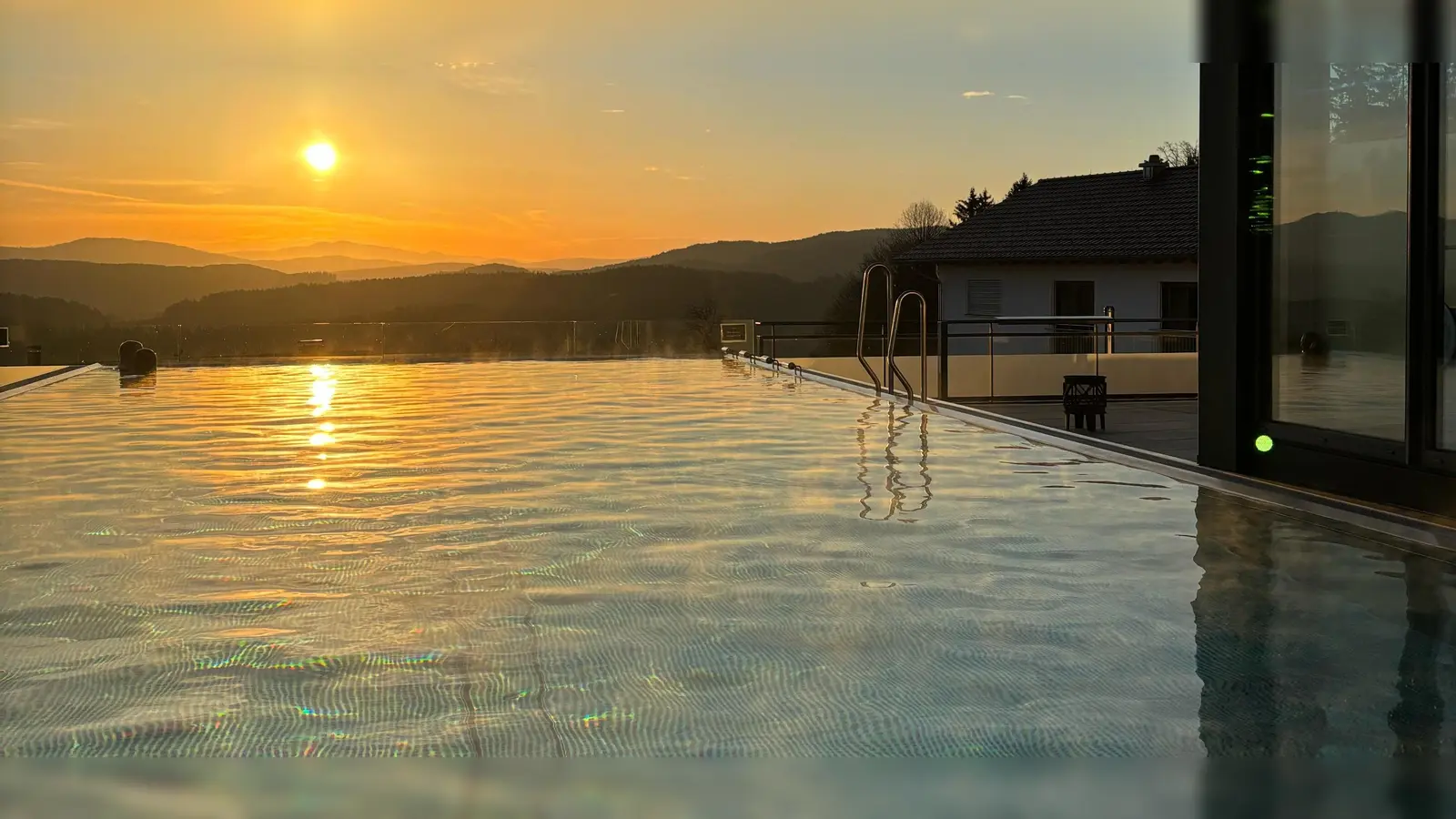 Bis zum ersten August, bei anhaltender Trockenheit eventuell auch länger, muss man mit dem alten Wasser im Pool vorlieb nehmen. Auffüllen ist wegen der gegenwärtigen Wasserknappheit verboten.  (Foto: tab)