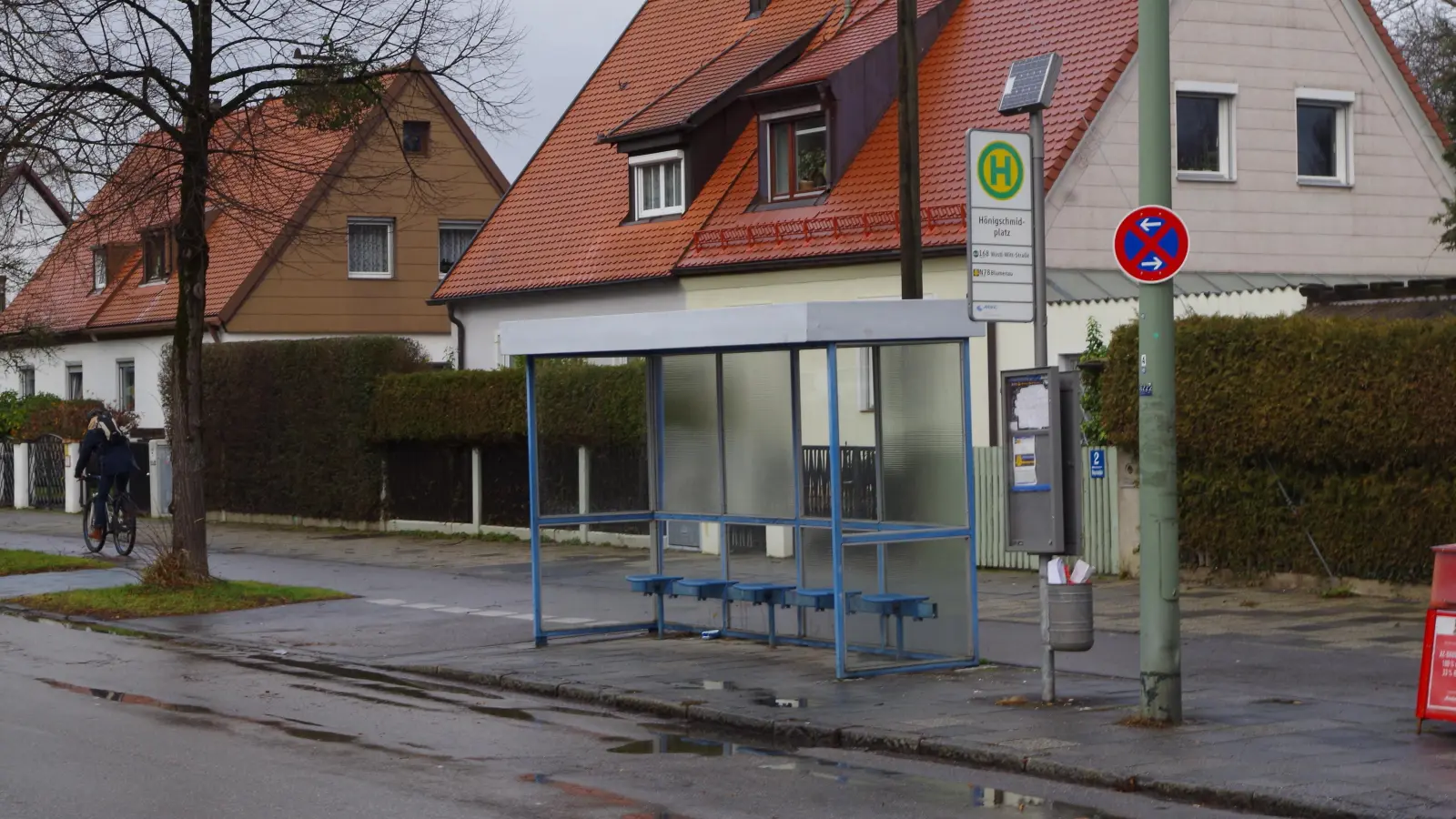 Am Hönigschmidplatz bleibt alles beim Alten. Auch die Bushaltestelle wird vorerst nicht verlegt. (Foto: Beatrix Köber)