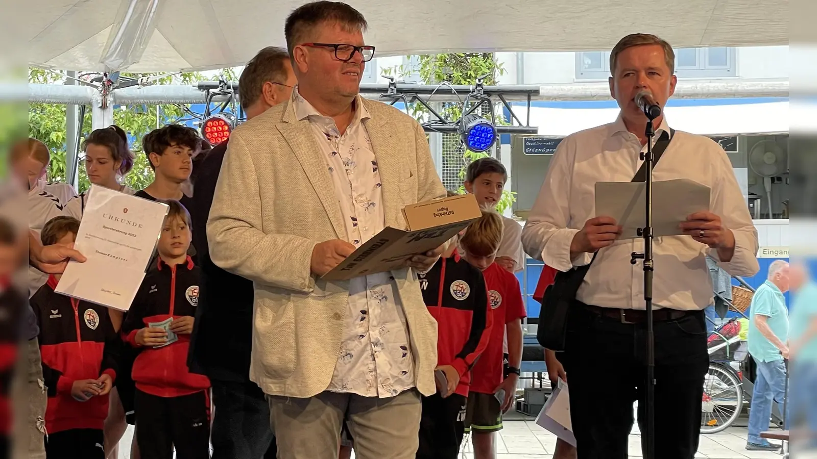 TSV-Präsident Peter Kramer (l.) und Bürgermeister Manfred Walter werden bei der Feier verdiente Sportler auszeichnen. (Foto: pst)