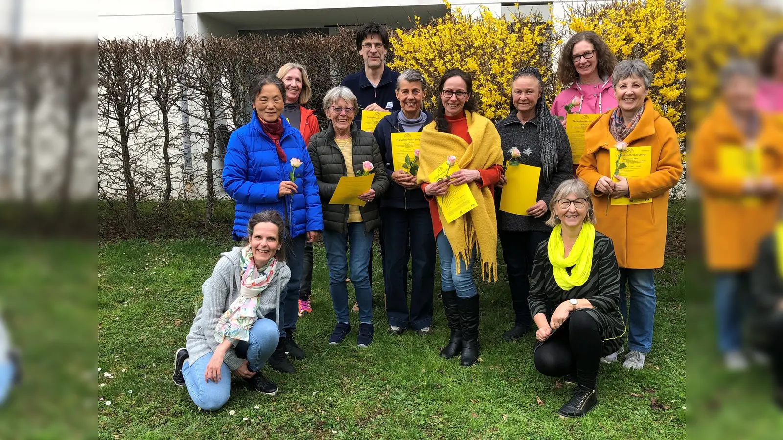 Dorothee Wrede, Koordinatorin des Helfendenkreises Inning (l. knieend), und Sonja Herrmann, Leiterin der Fachstelle für pflegende Angehörige im westl. Landkreis Starnberg (r. knieend), mit einigen der geschulten Ehrenamtlichen. (Foto: NBH)