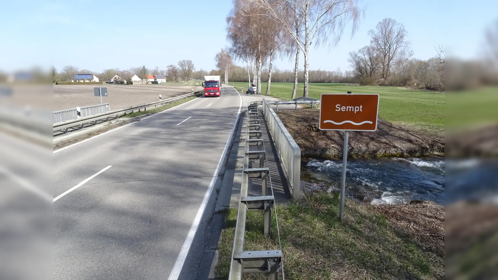Wird durch einen Neubau ersetzt: Die Brücke für die Staatsstraße in Höhe des Langenpreisinger Ortsteils Zustorf. (Foto: kw )