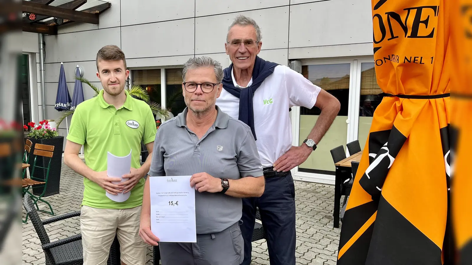 Florian Frohberg von der GolfRange (links) und Christian Bayer von der Vereinigung clubfreier Golfer gemeinsam mi Winfried Willems (rechts), der Nearest to the Pin-Sieger wurde sowie den dritten Platz Netto gewann. (Foto: GolfRange)