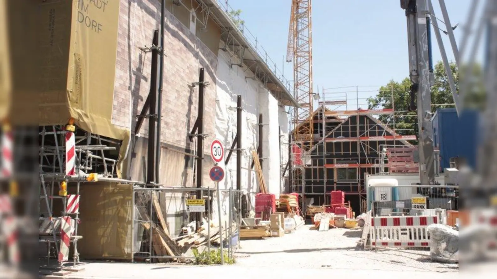 Er scheidet die Geister: der Derzbachhof und seine Neubauten (hinten). (Foto: job)