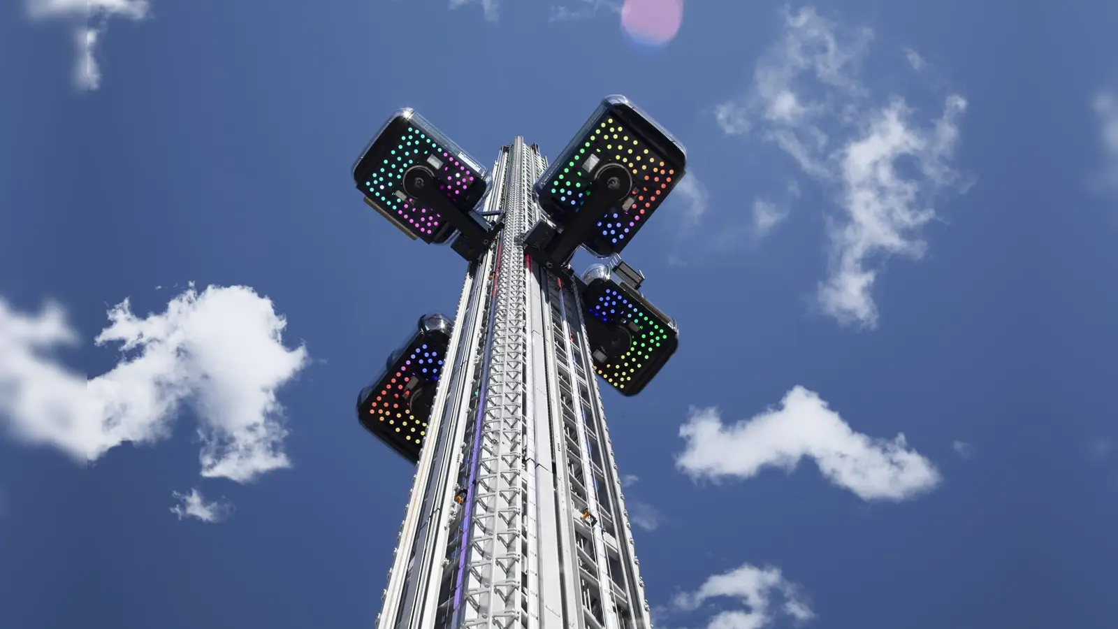 Bis der Olympiaturm fertig saniert ist, bietet der Skylift vor dem Actionsportzentrum aus 70 Metern Höhe einen Panoramablick über die Stadt.  (Foto: echtNET GbR)