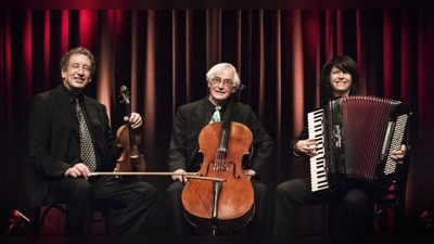 Florian Sonnleitner (Violine), Heinrich Klug (Cello) und Maria Reiter (Akkordeon) geben ein Kaffeehauskonzert. (Foto: Christoph Hellhake)