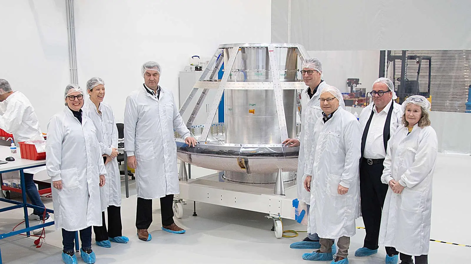 Das Planegger Raumfahrt-Start-up The Exploration Company stellte sein Projekt vor. V.l. zweite Bürgermeisterin Judith Grimme, Firmenchefin Hélène Huby, Ministerpräsident Markus Söder, Wissenschaftsminister Markus Blume, Bürgermeister Hermann Nafziger, Münchens Wirtschaftsreferent Clemens Baumgärtner und dritte Bürgermeisterin Christine Hallinger. (Foto: A. Koenig)