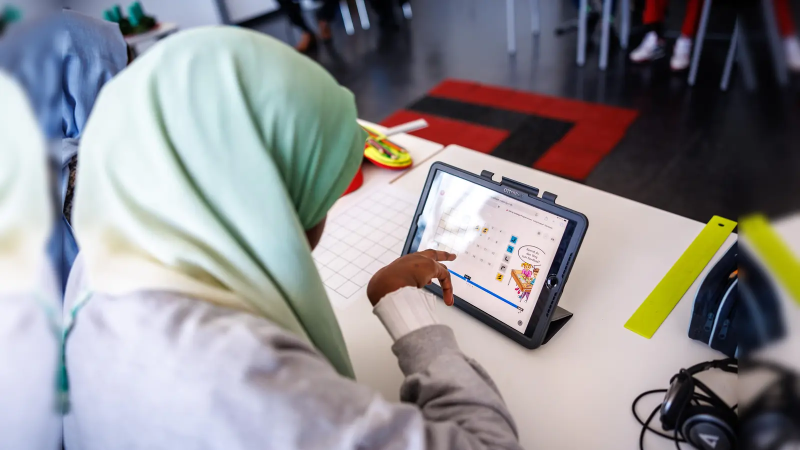 Unterrichtsbesuch in einer Tablet-Klasse beim Besuch der Mittelschule an der Elisabeth-Kohn-Straße. (Foto: Matthias Balk/Bay. Staatsministerium für Unterricht und Kultus)