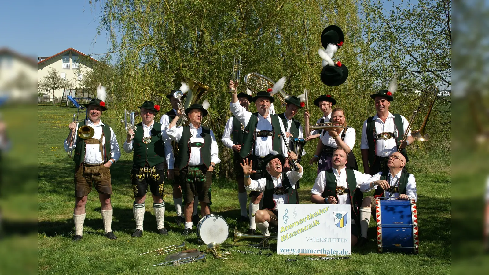 Seit über 30 Jahren spielen die Weisenbläser der Ammerthaler Musi am Heiligen Abend weihnachtliche Weihen.  (Foto: Sepp Reimer )