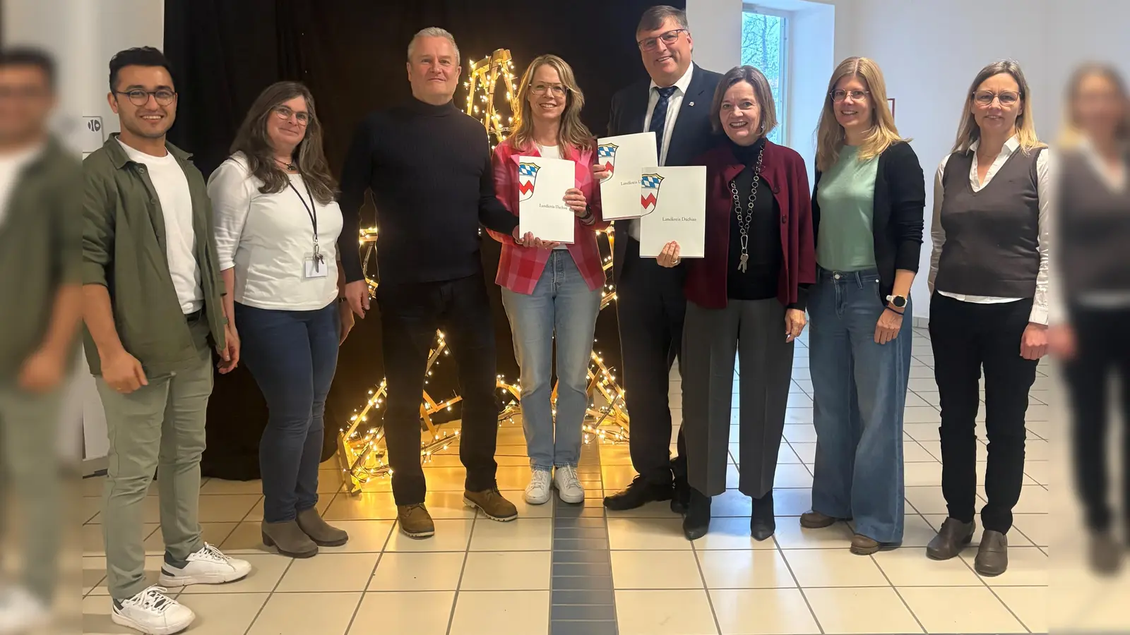 Mansur Klentzan, Kinderschutz München, stellv. Schulleiterin Ingrid Guth, Thomas Melles, Dr. Anna Laux, beide Kinderschutz München, Landrat Stefan Löwl, Schulleiterin Viktoria Ledermann, Britta Neumann, Landratsamt, und stellv. Schulleiterin Sonja Müller.  (Foto: LRA Dachau, Sina Török)