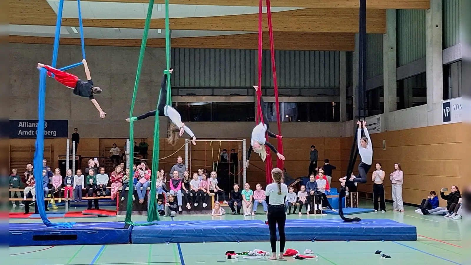 Spektakuläre Vorführung unter dem Hallendach – die Vertikaltuchakrobaten der Sparte Youth Sports. (Foto: Martina Quirling, TSV Neuried)