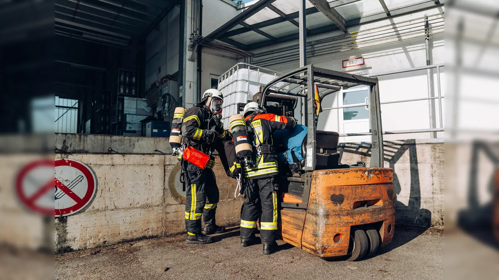 Bei der Übung wurden mögliche Verletzte aus der Gefahrenzone gerettet. (Foto: Kreisbrandinspektion Dachau)