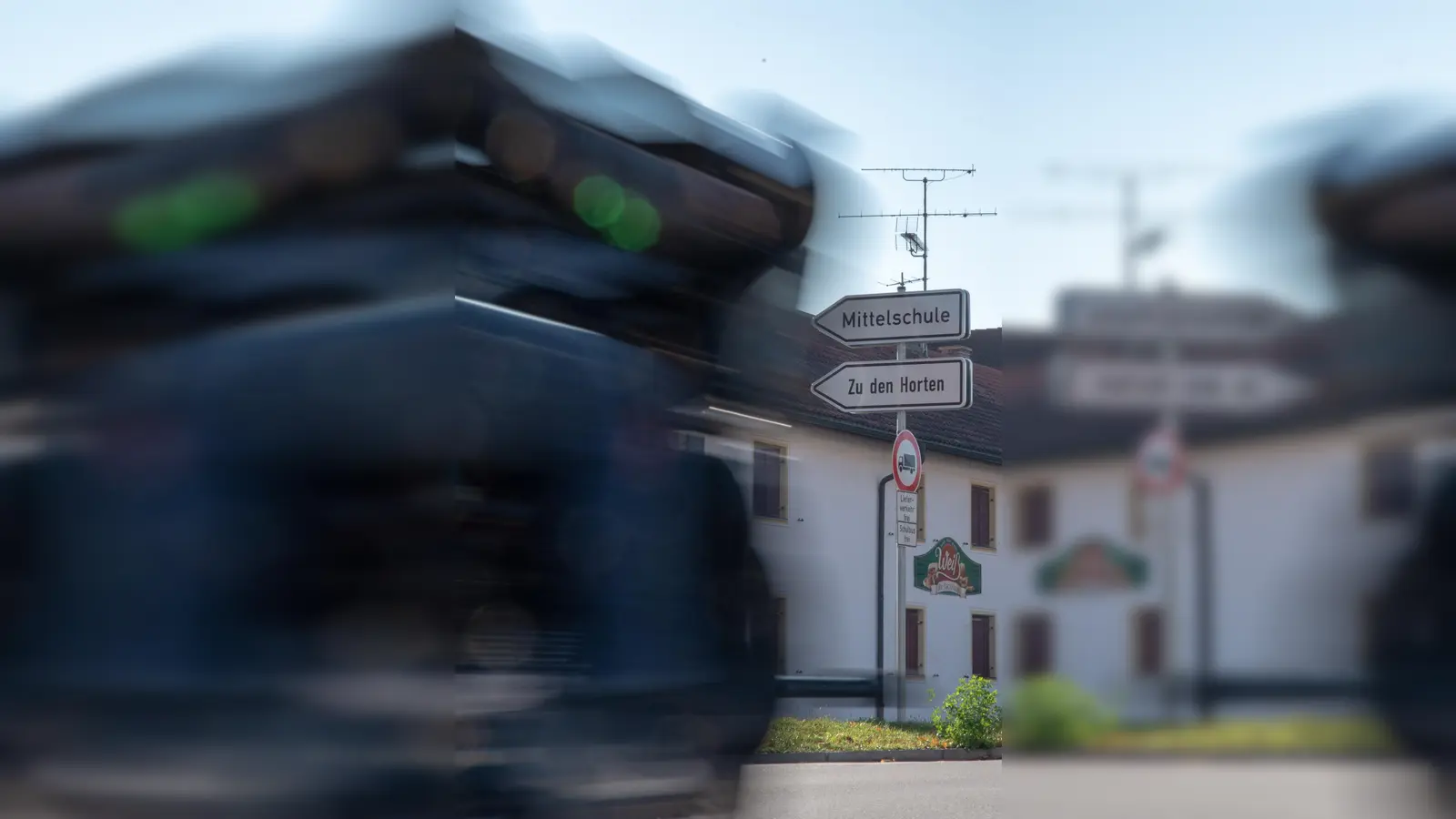 Auf Initiative der Frauen-Union Hallbergmoos-Goldach werden in der Gemeinde zwei neue, zunächst mobile Ampeln installiert. (Foto: Tanja Knieler)