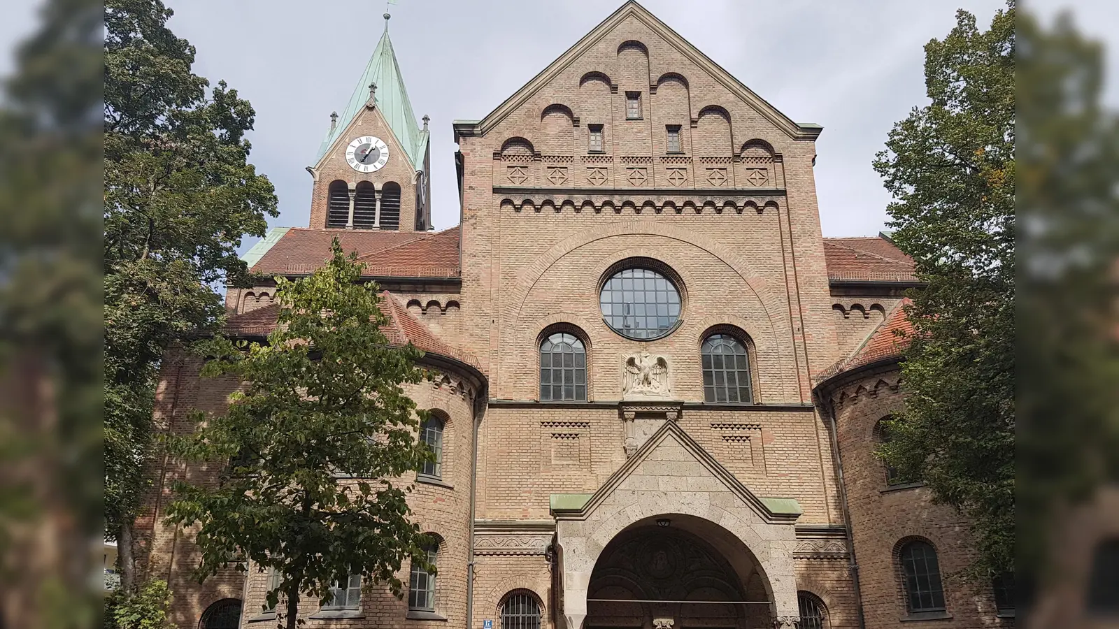 Feuer in der evangelischen Kirche St. Johannes am Preysingplatz: Die Polizei geht von Brandstiftung aus.  (Foto: bas)