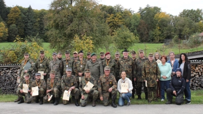  Die Teilnehmer des letzten Herbstmarsches bzw. Herbstlaufes erhielten Urkunden und Medaillen. (Foto: Münch)