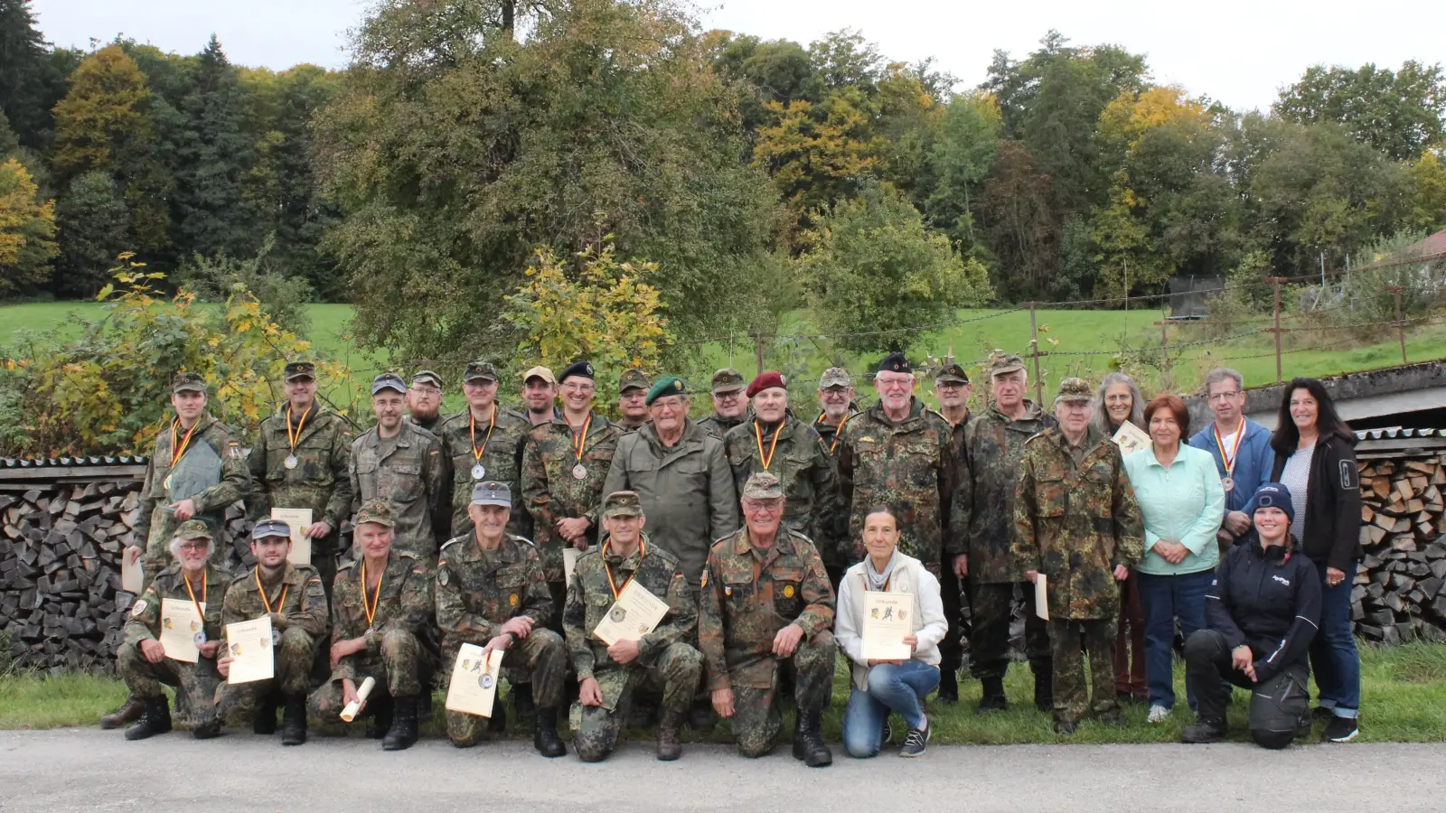  Die Teilnehmer des letzten Herbstmarsches bzw. Herbstlaufes erhielten Urkunden und Medaillen. (Foto: Münch)