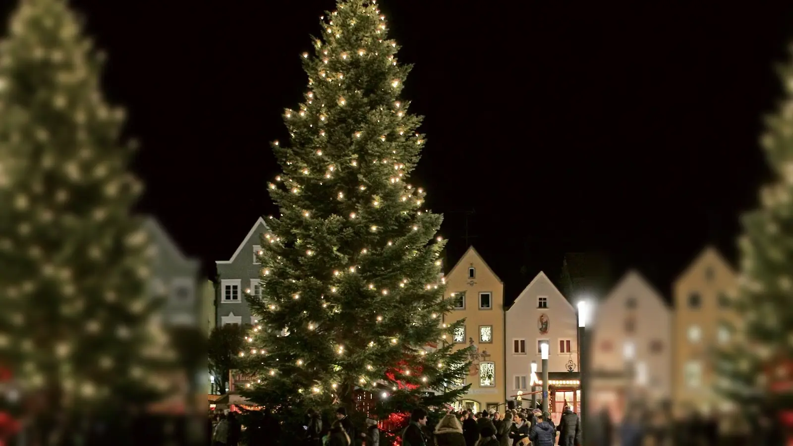 Bürger wünschen sich mehr Weihnachtsstimmung und dafür einen Christbaum am Romanplatz. (Archivbild: mka)