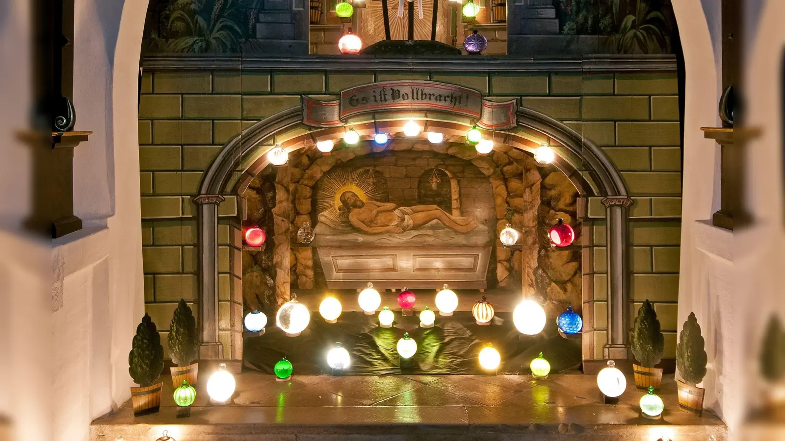 Das Heilige Grab leuchtet vor Ostern wieder in der Katholischen Kirche St. Andreas. (Foto: Gemeinde Grasbrunn)