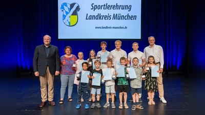 Kleine und große Turner vom TSV Unterhaching erhielten Medaillen und Urkunden. Es gratulierten Landrat Christoph Göbel (l.), Unterhachings Zweite Bürgermeisterin Sabine Schmierl und der Präsident des TSV Unterhaching, Knut Nikolaus (r.).  (Foto: Robert Kiderle)