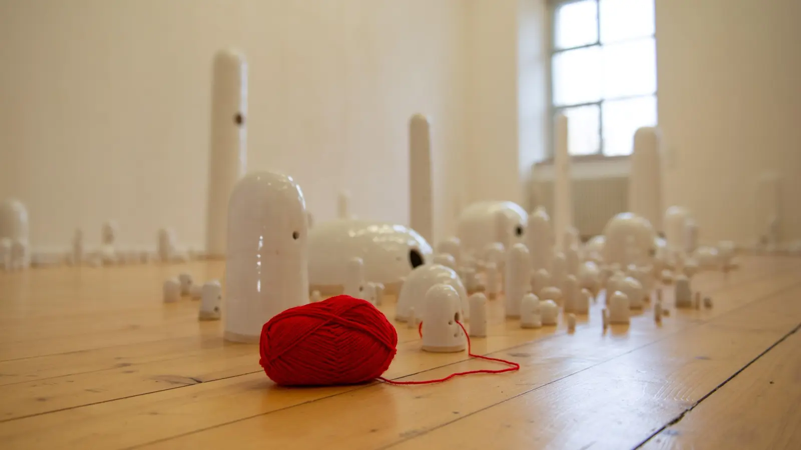 „For You, Who Remain Within Me“ besteht aus vielen keramischen Skulpturen unterschiedlicher Größe, die über den Raum verteilt sind. (Foto: Miriam Ferstl)