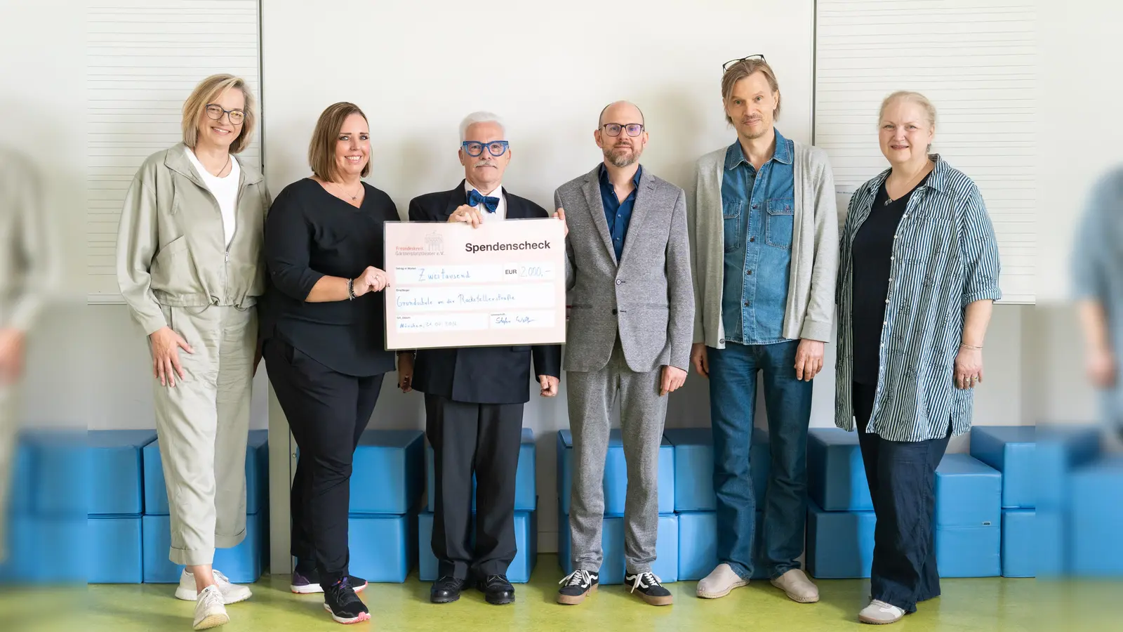 Bei der Spendenübergabe (v.l.) Nicole Ditsche, Heike Fritzenschaft, Peter Breun-Goerke, Dr. Alexander Karrasch (Schulleitung Grundschule an der Rockefellerstraße), Peter Kleiner (Gärtnerplatztheater) und Susanne Schemschies (Junges Gärtnerplatztheater). (Foto: © E. Haar, Gärtnerplatztheater)