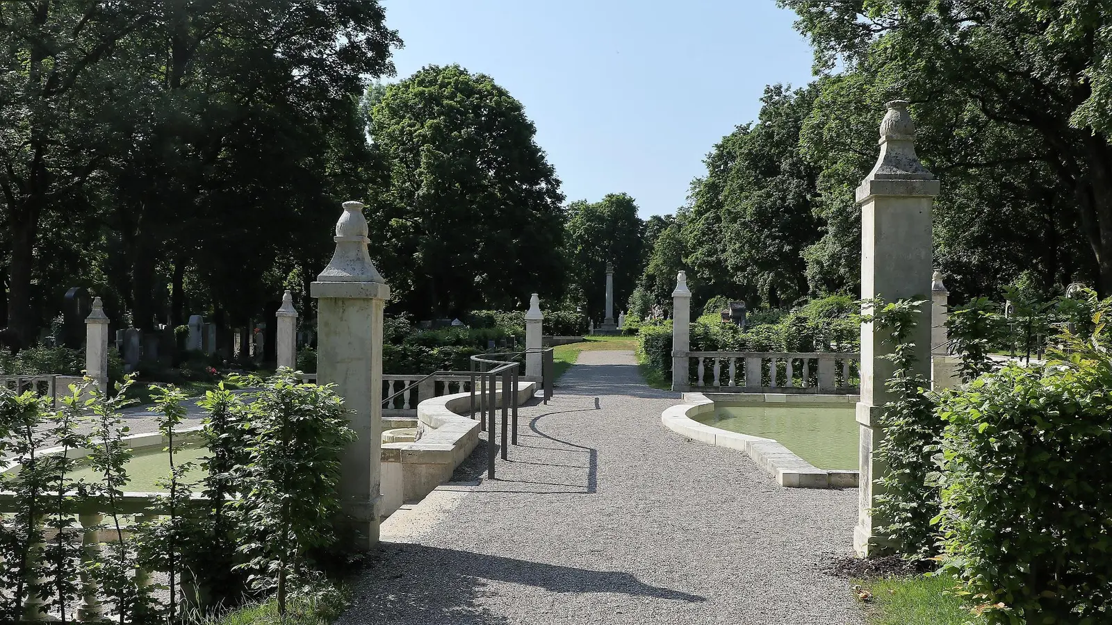 Auf dem Ostfriedhof ruhen Münchner Persönlichkeiten wie Carl Amery, Rudi Brunnenmeier, Georg Kronawitter und Rudolph Moshammer. (Foto: Burkhard Mücke, CC BY-SA 4.0)